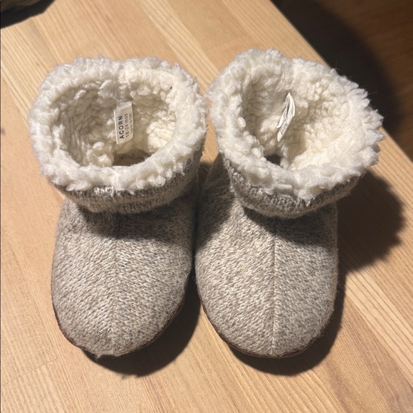 Cozy Acorn slippers - Picture 1 of 4